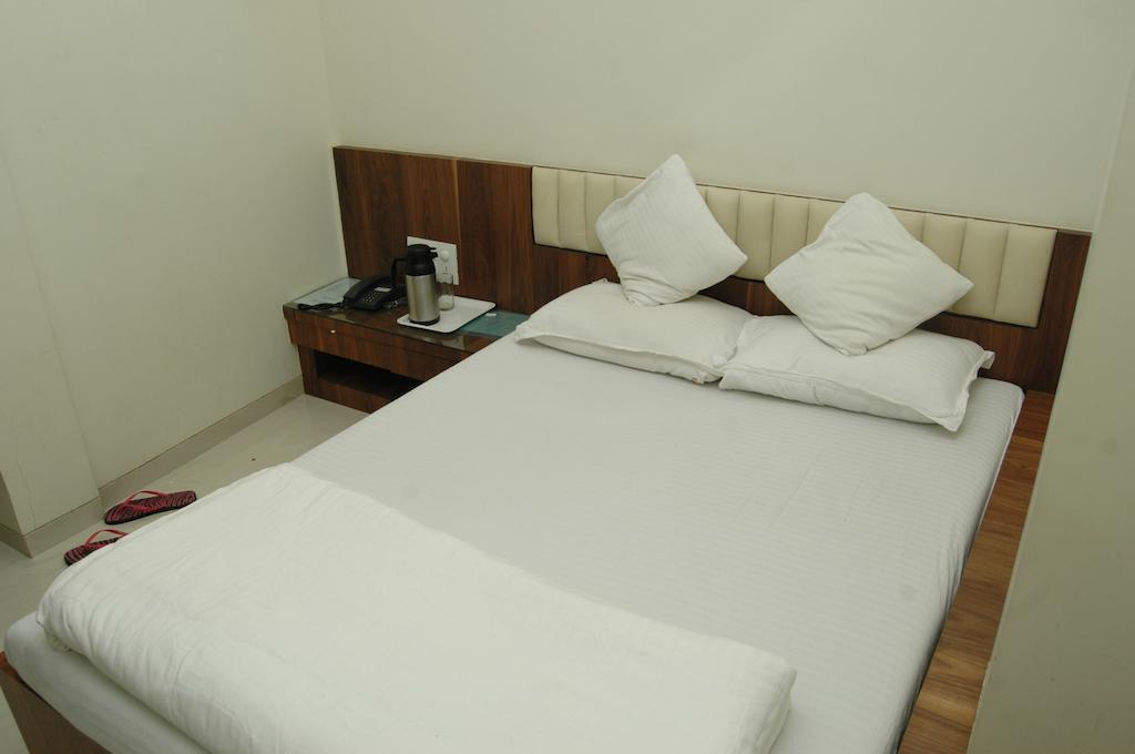 Hotel Causeway, Colaba Mumbai Room photo